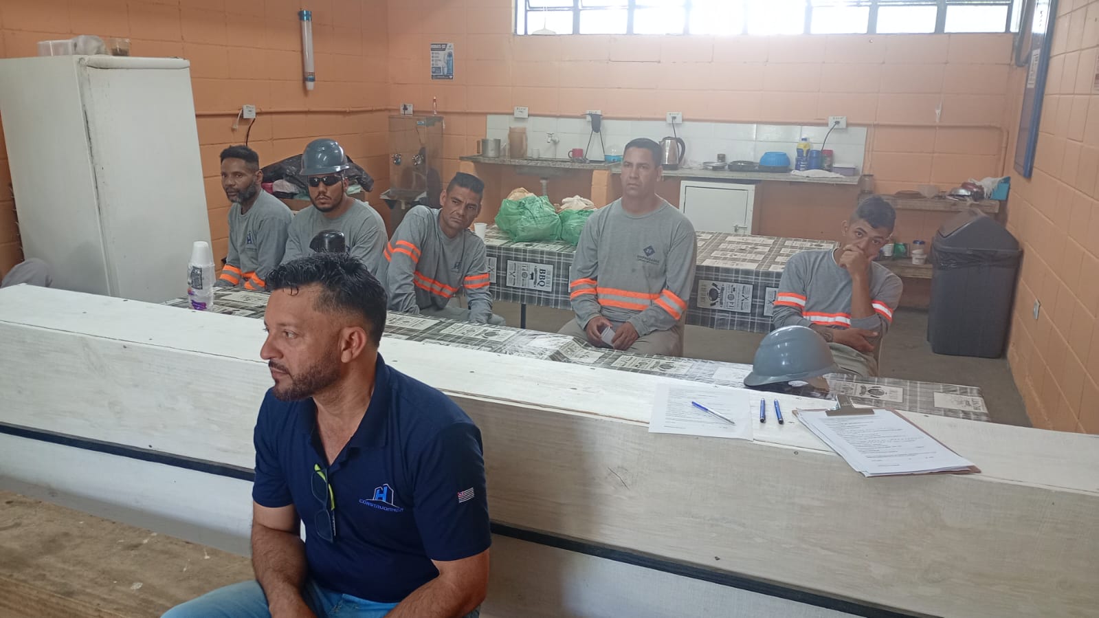 Equipe em atividade relacionada a segurança do trabalho